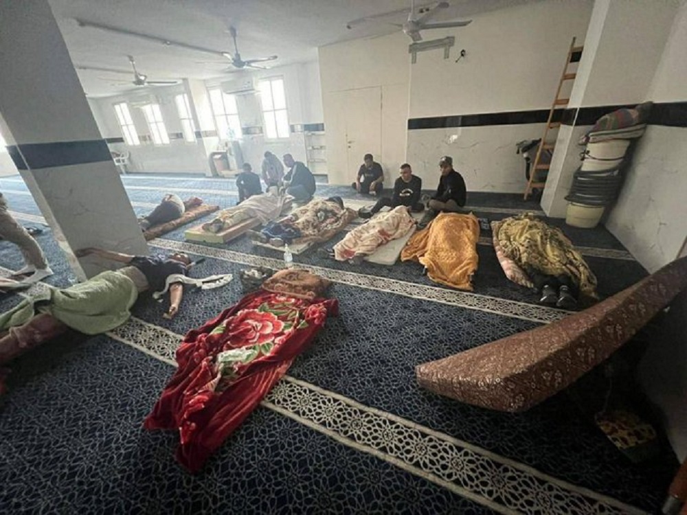 جثامين الشهداء والمصابين داخل أحد مساجد مخيم نور شمس في #طولكرم بعد منع الاحتلال سيارات الإسعاف من الوصول إليهم